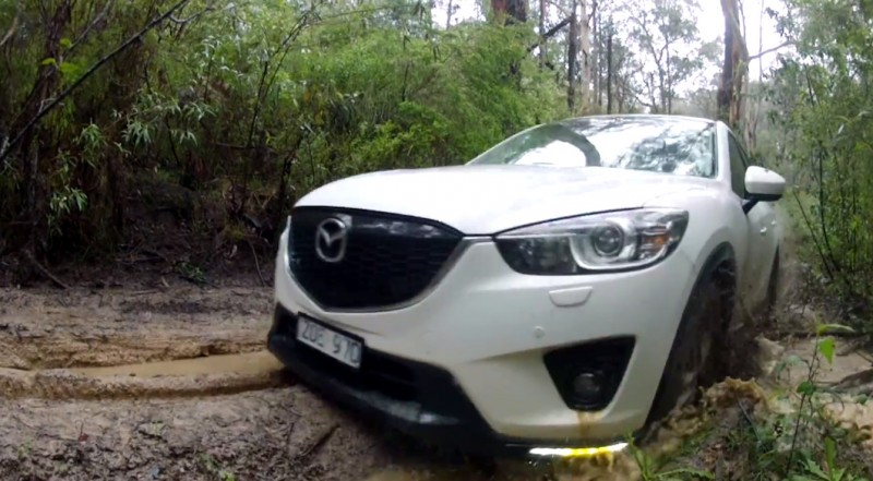 A CX-5 az országútról letérve is derekasan helytáll