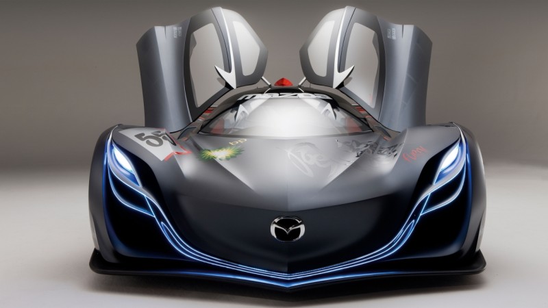 Az önmagukban is feltűnő íveket még jobban kiemelik a rajtuk futó LED-szalagok