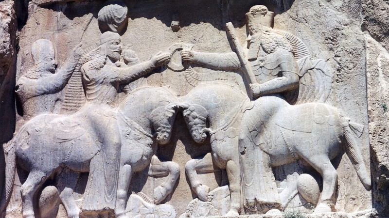 A teremtő Ahura Mazda (jobb oldalt) a bölcsesség, az intelligencia és a harmónia istene