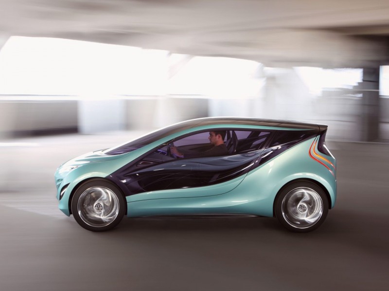 A Kiyora a Mazda Nagare formanyelvének első megnyilvánulása a víz színei és mintái jegyében