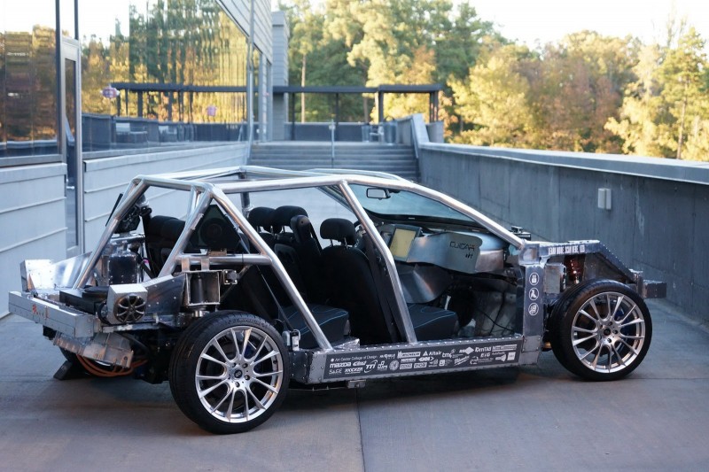 A karosszéria nélküli szerkezet leginkább egy versenyautó vázára emlékeztet