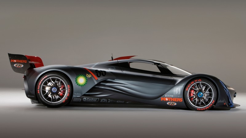 Az 55-ös rajtszám az 1991-es Le Mans győztes Mazda előtt tisztelgett