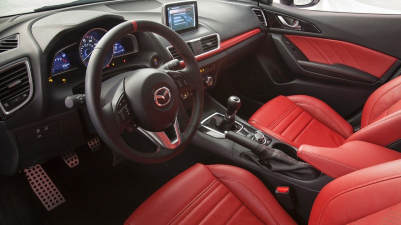 Sportosságot sugallnak az olyan apró részletek, mint az elegáns varrások, vagy a MOMO-ihlette csík a kormányon