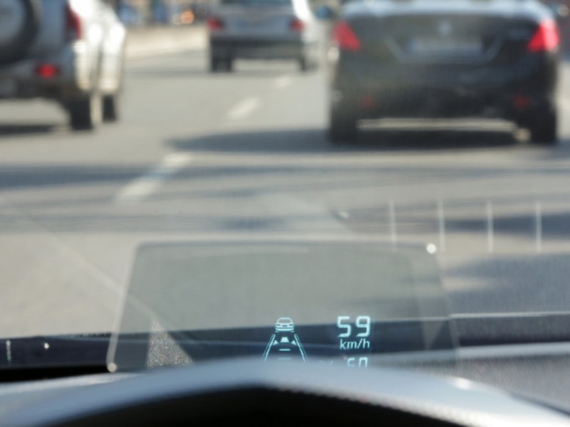 A kivetített kijelző alig igényel szemmozgást