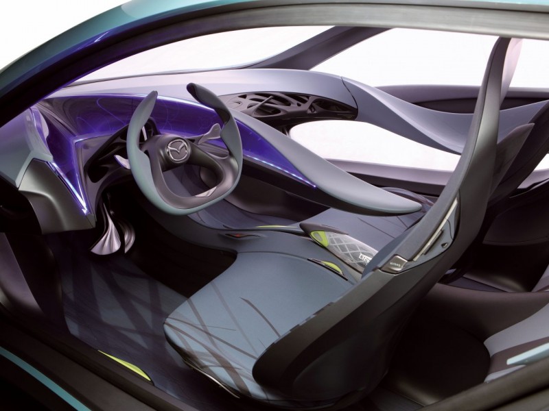 Az utastér bohém, mégis praktikus, városi minihez hűen alapvetően kétszemélyes. A vízesésszerű pedálok messzemenően a tervezők minden részletre kiterjedő alaposságát hirdetik a víz témakörében