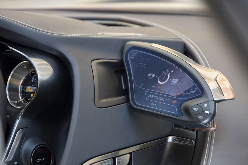 A műszeregység melletti háromdimenziós holografikus képernyőre pár évet még várnunk kell