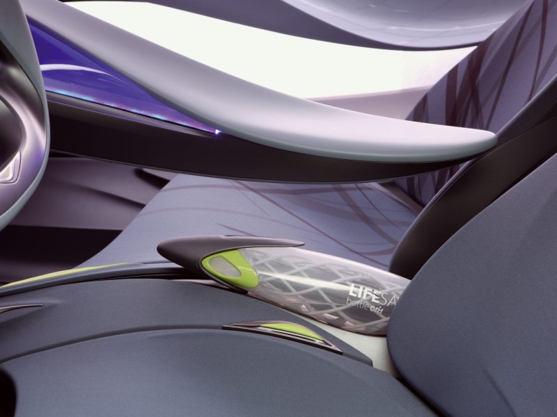 Az utastérbe jutó levegőt egy jókora széndarab szűri, míg az autón összegyűlt esővíz a két első ülés közötti speciális, kivehető, vegyszer nélküli szűrőben alakul ivóvízzé