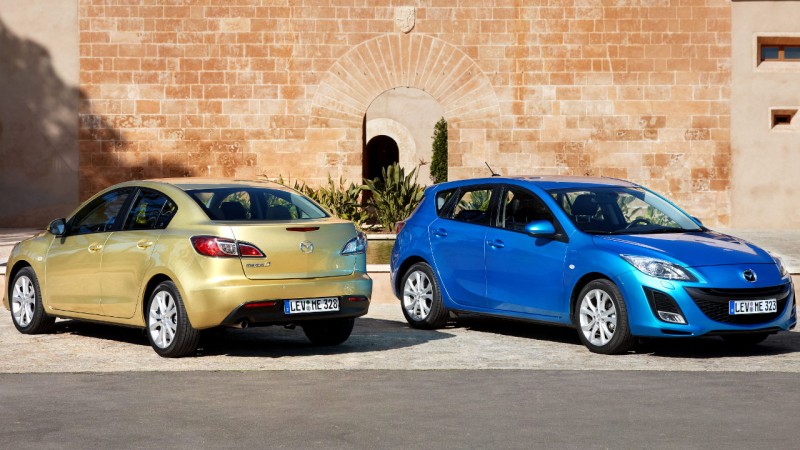 A két kivitelben készült második Mazda3-generáció egyik példánya a hárommilliomodik Hármas Mazda