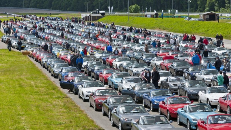 Miata-tenger a rekordméretű felvonuláson