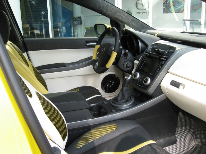 Az utastérben is a sárga-fehér színkombináció köszön vissza 