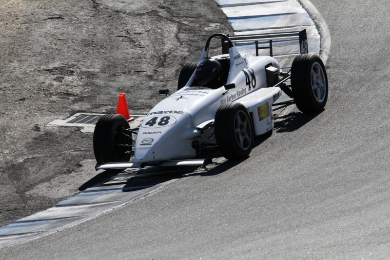 A Formula Skip Barber versenyautókban a Mazda 2.0 literes, négyhengeres motorja dolgozik 132 lóerőt teljesítve. Ez bőven elég az 567 kg össztömegű járgány dinamikus mozgatásához, és a kicsivel 200 km/h feletti legnagyobb sebesség eléréséhez