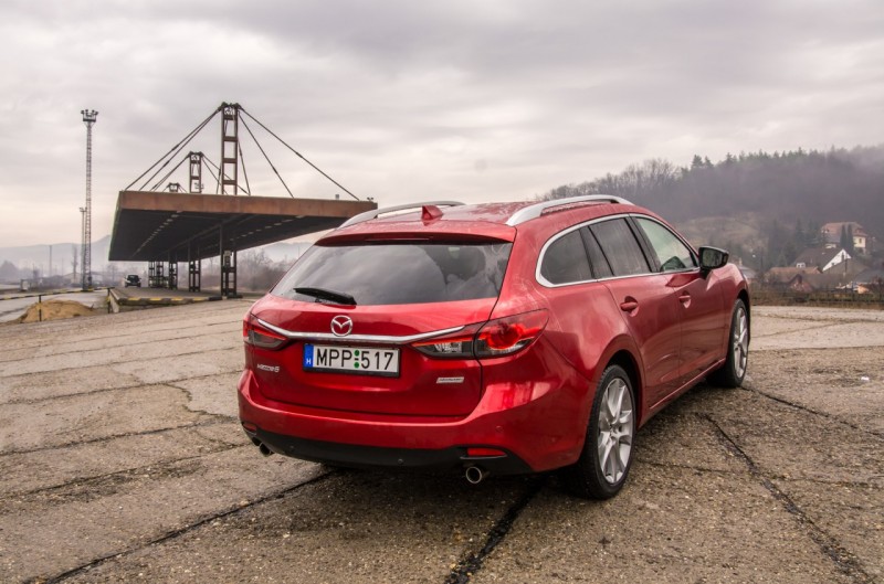 A forma gyönyörű, a kilátási nehézségeket pedig elektronikus kiegészítőkkel ellensúlyozza a Mazda