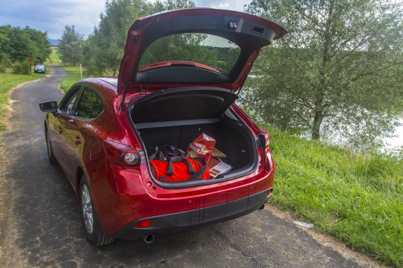 Nagy gondok itt sincsenek, a csomagtérajtó lehúzása bal oldalról kényelmetlen