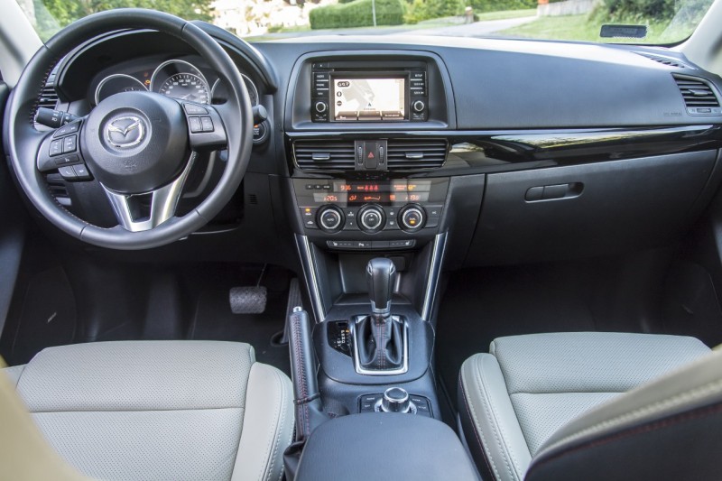 A belső igazán szép és jó minőségű, egyedül a bőr üléseket nem szerettük