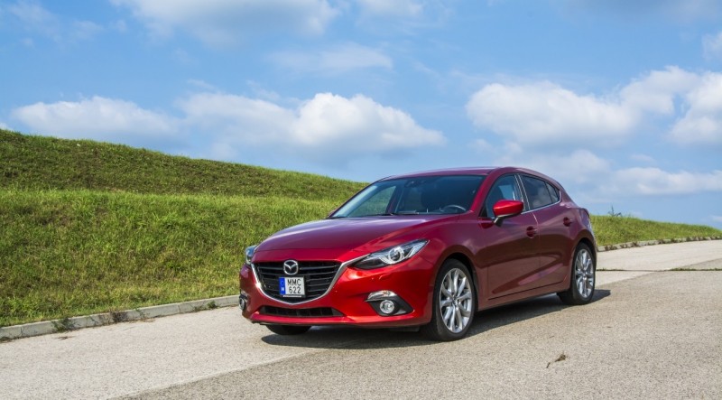 Ránézésre talán csak a 18 colos keréktárcsák árulják el, hogy az erősebb kivitellel van dolgunk