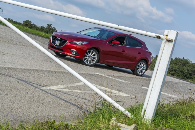 Egyszerűen keretbe foglalható miben tud többet: teljesítményben, gyorsulásban, végsebességben és természetesen fogyasztásban gyorsulásban, 