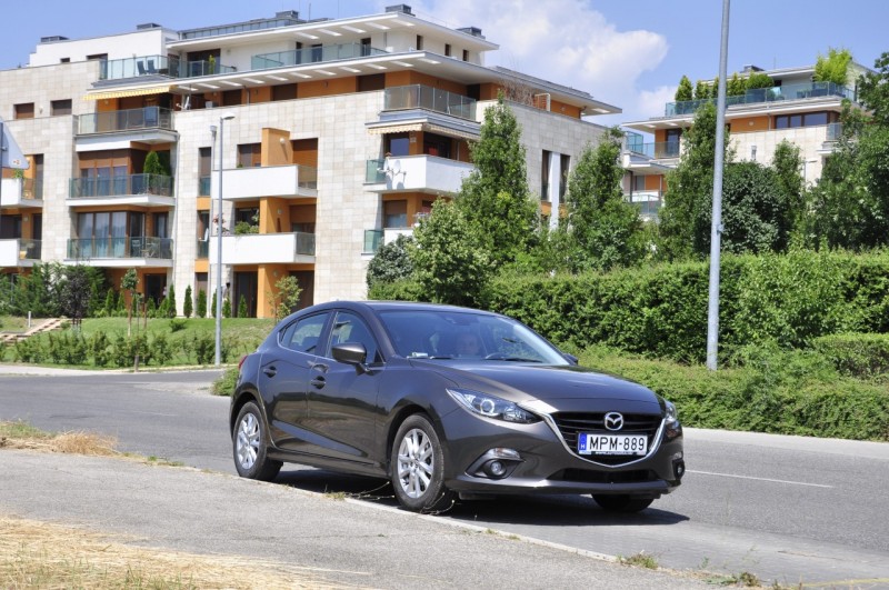 A Mazda3 Sport G 100 modellel 4,8 liter/száz kilométer vegyes ciklusú átlagfogyasztást mértünk közúton, valós körülmények között, ami 0,3 literrel kevesebb a gyárilag megadott értéknél!