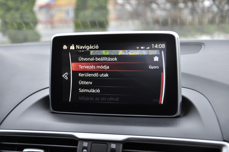 Igényes megjelenésű és logikus felépítésű a navigációs szoftver magyar nyelvű menürendszere