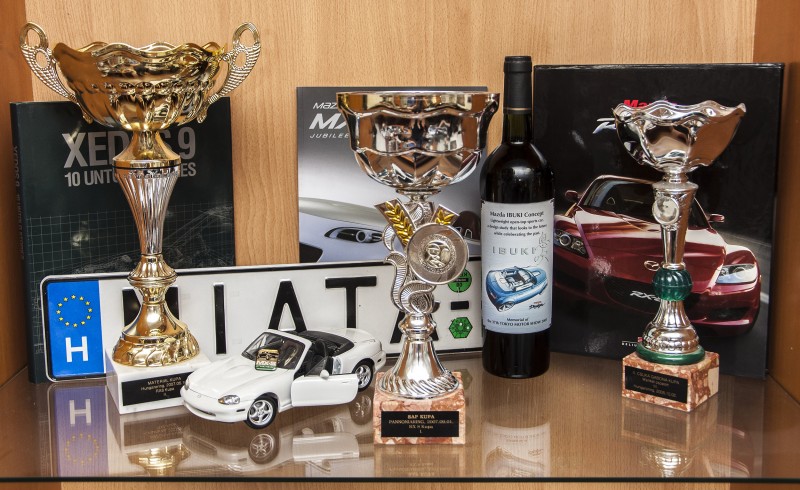 Akad néhány Mazda relikvia a vitrinünkben