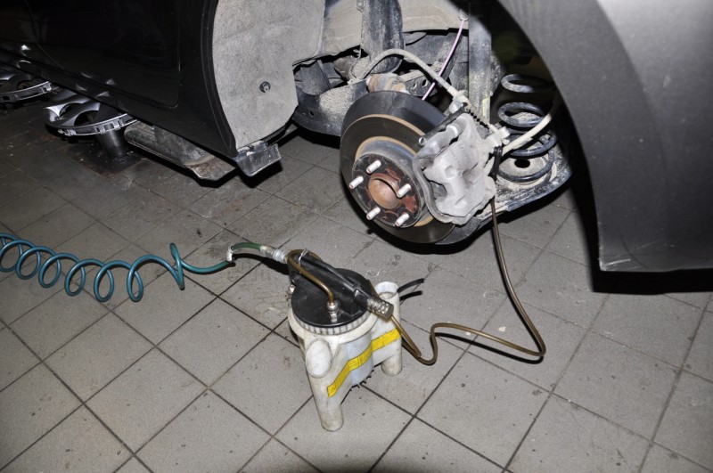 Még a fékolajat is lecserélték, ugyanis ez is része a 40 ezer kilométeres kötelező szervizelésnek