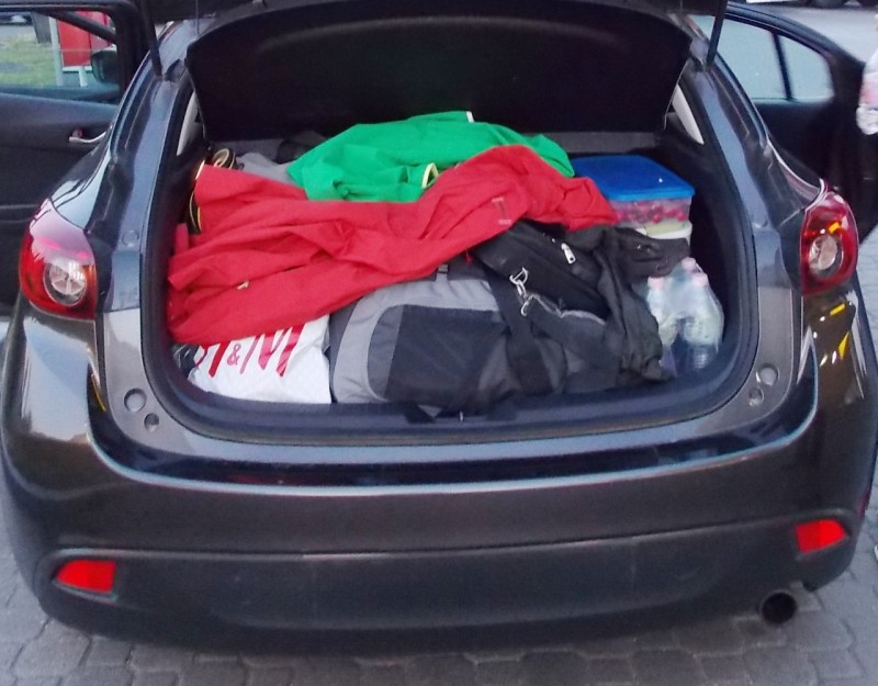 Négy személy négy napra összepakolt poggyásza és egy nagy autós hűtőtáska körülbelül 95 százalékosan megtöltötte a csomagtartó kalaptartó alatti részét