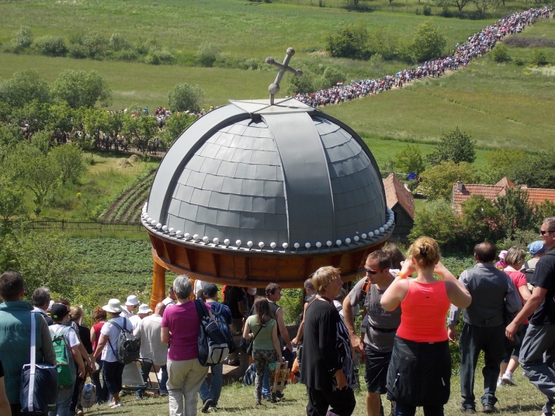 Több százezer zarándok látogatja meg minden évben a híres csíksomlyói búcsút. A tömeg több útvonalon vonul le a mise helyszínéről