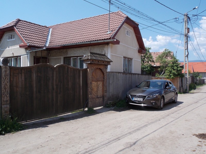 A csíkcsicsói magánszállással szemközt egy jellegzetes székelykapu társaságában csillogtatta lökhárítóját a Mazda3