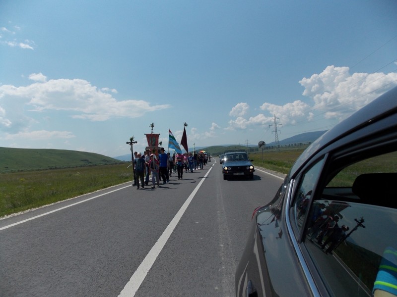 Csak a legkényelmesebb zarándokok érkeznek autóval a búcsúra, a többség gyalog jut el a helyszínre, valaki Egerből indulva három hét alatt teszi meg a több száz kilométeres távot