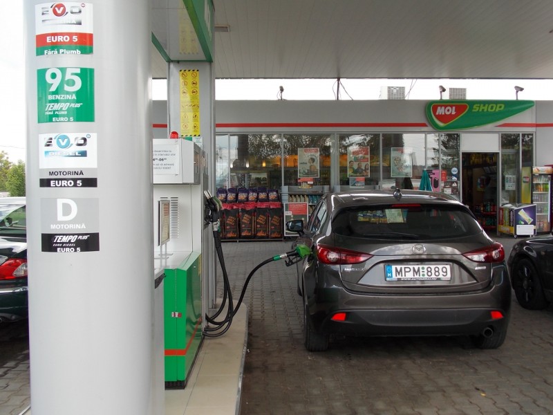 Csupán egyszer kellett megállni tankolni az 1500 kilométeres úton, több mint 750 kilométerrel az indulás után. A teljes útra 5,4 liter/100 kilométeres átlagfogyasztás jött ki. Erdélyben körülbelül 450 forintba került akkor egy liter 95-ös benzin és 420 forintba egy liter gázolaj. Így a teljes út üzemanyagköltsége 35 ezer forint alatt megállt