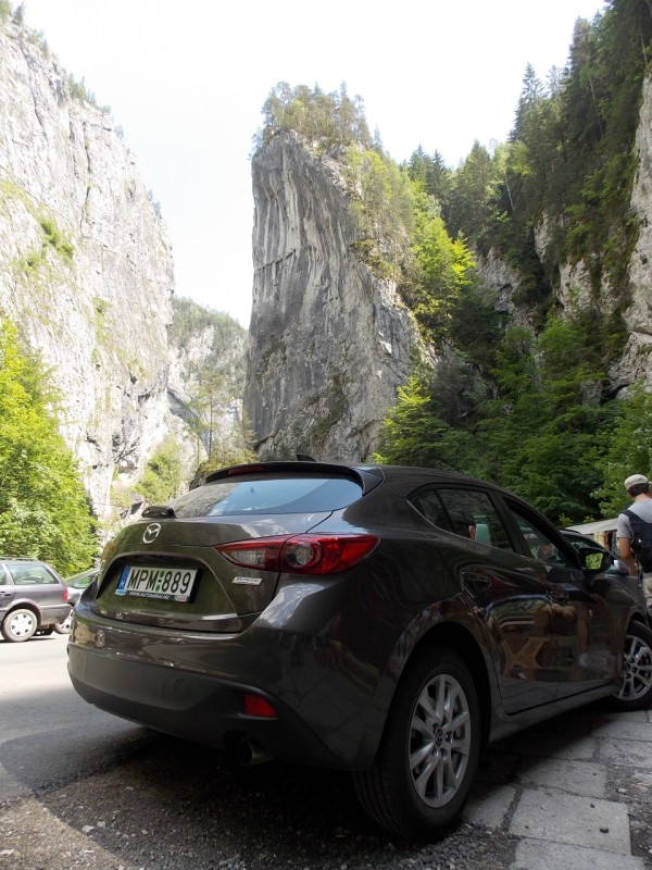 Lenyűgöző a természet ereje. Egy kis patak vájta ki szorgos, aktív munkával a csodálatos Békás-szorost. De azért a Mazda3 SKYACTIV sem rontja a képet…
