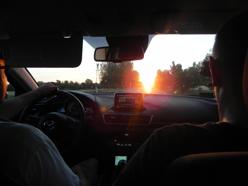 Hazafelé a 4-es úton érte a naplemente a kis csapatot a mindvégig remekül helytálló Mazda3-ban