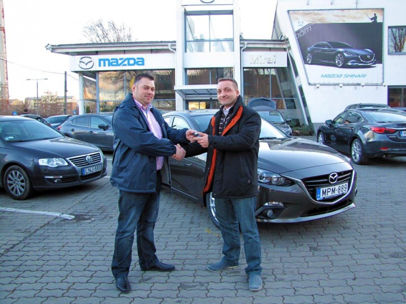 Az új autó átvételének pillanata. Azóta eltelt két hét és több mint 1500 kilométert futott az új hármas