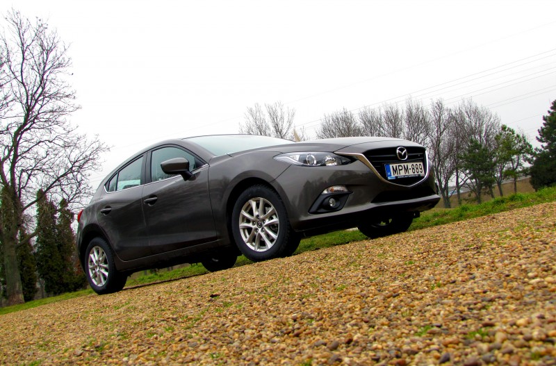 Nyáron megismételjük majd ugyanezt a mérést, a meleg idő és a nyári abroncsok, esetleg a még jobban bejáratott motor, további tizedeket javíthatnak az eredményen, így akár a gyári értéknél jobb, 5,0 liter/100 km is összejöhet