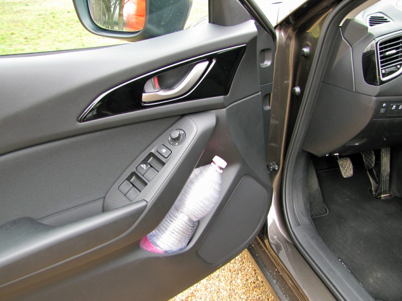 Ede nagyon szereti, hogy befér az ajtózsebekbe a 1,5 literes ásványvizes palack