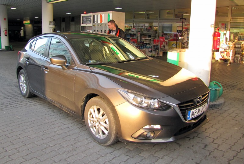 Igazi türelemjáték volt az abszolút teletankolás, hiszen percekig billegtettük az autót és fél deciliterenként adagoltuk be a benzint, amíg már végképp nem nyelt el többet. Az első kattanás után még litereket tudtunk így betölteni