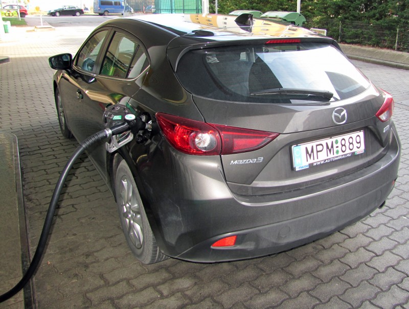 Az útvonal végén nemcsak ugyanannál a töltőállomásnál, de ugyanazzal a töltőpisztollyal is tankoltuk ismét csordultig tele az autót, igyekezve kiküszöbölni minden hibatényezőt, amit csak lehet