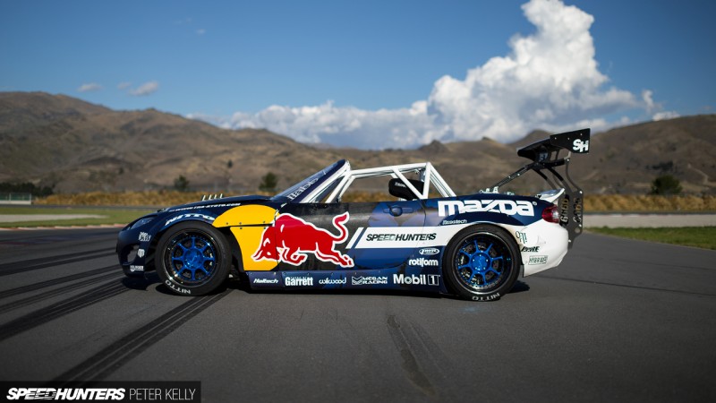 A képekre nézve (ha a videóból ez még nem lett világos) mindjárt érthető, miért kapta a Mad, tehát őrült becenevet a srác.