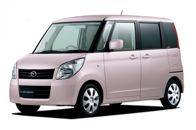 Vidám színekkel is rendelhetők a kei car kategória járművei, ahogy az a Flair Wagon esetében is látható