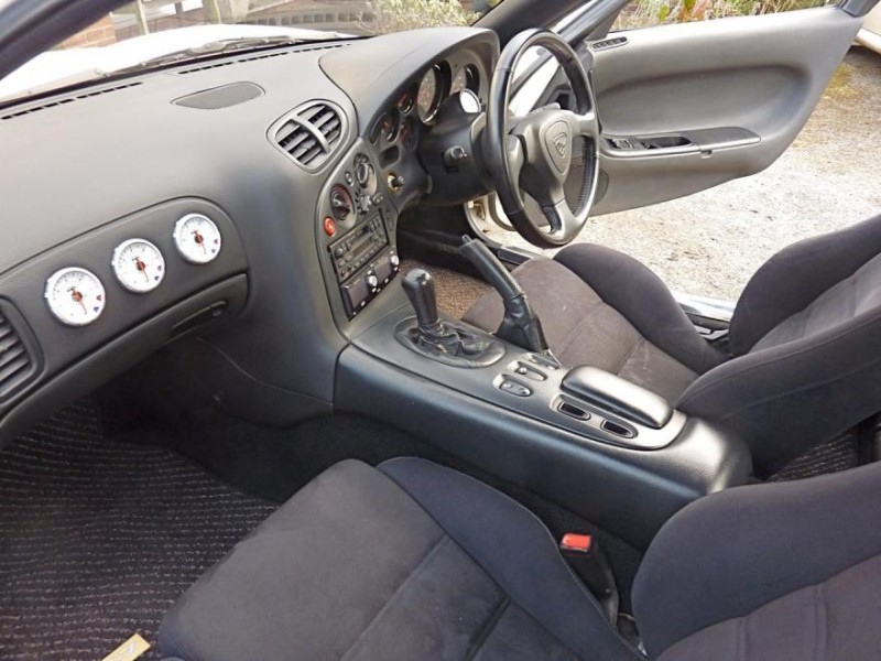 Már a kesztyűtartó fölé helyezett műszerek látványa is elindítja az adrenalin termelést