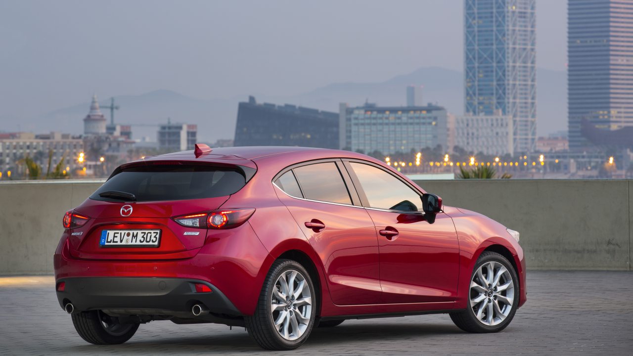 Egy Mazda3 benzinmotorral is eljár öt-hat liter közötti fogyasztással. Nem csak a katalógus szerint, hanem a valóságban is