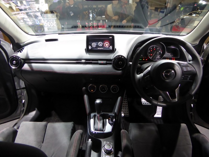 Ízléses belső, jó oldaltartást adó ülésekkel. Igazából nem is kell több egy versenyautóba. Esetleg bukócső :)