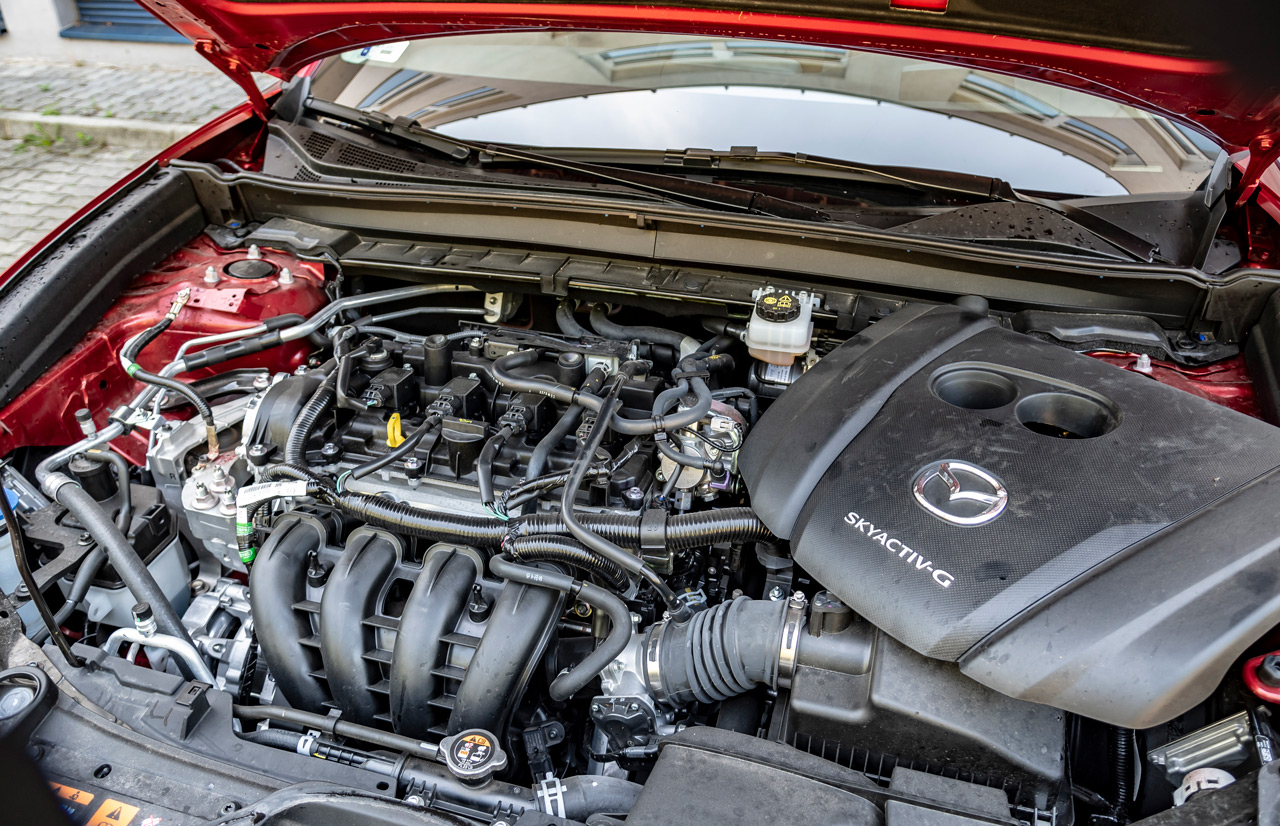 Itt aztán tényleg nincs semmi látnivaló, a megszokott Skyactiv motortér fogadja a nézelődőt