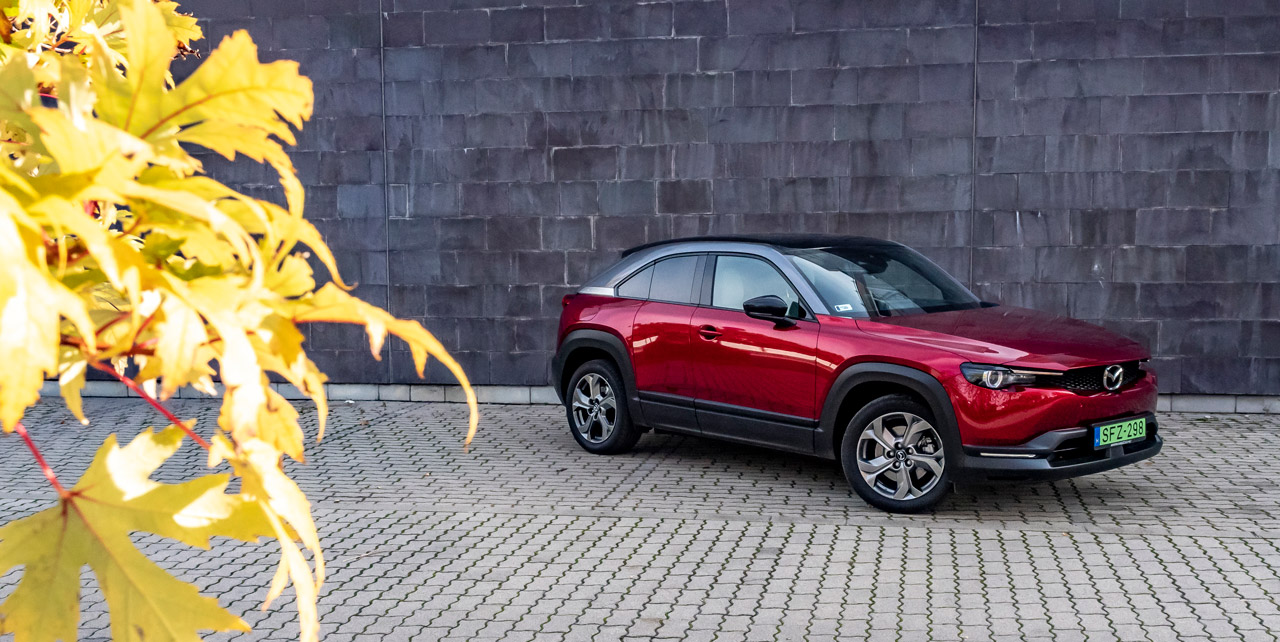 Formailag SUV és kupé, de kicsit sem tolakodó