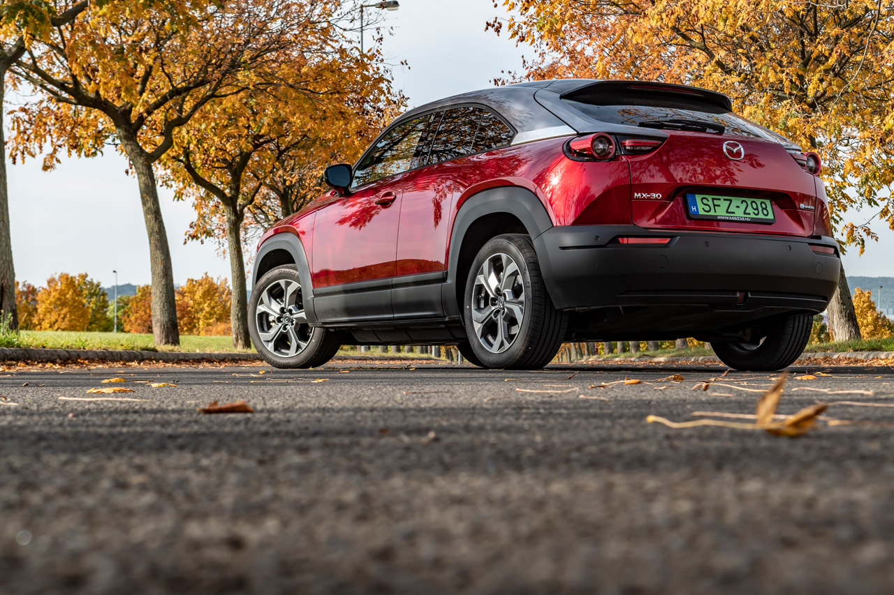 Jó vezetni és ezen a SUV-felépítés sem tud érdemben rontani