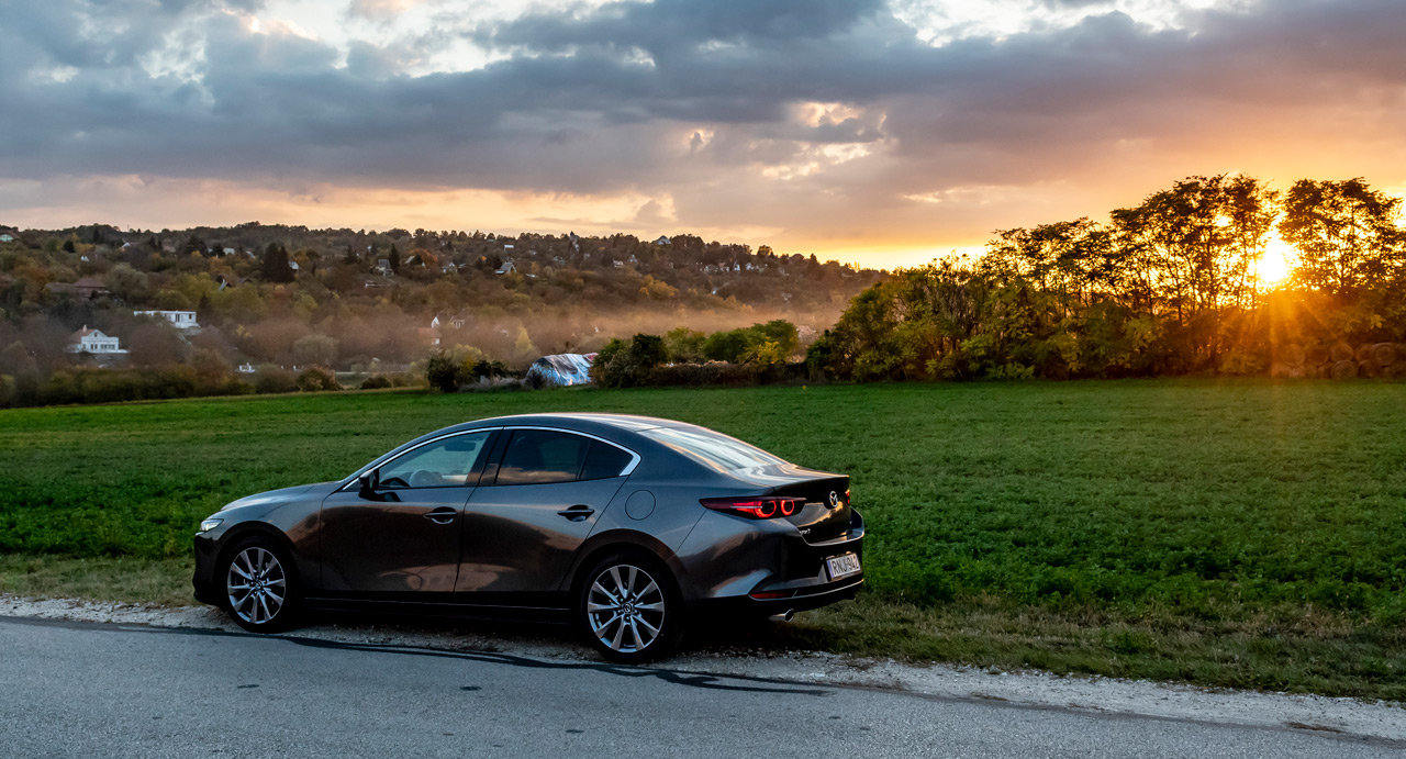 A lépcsőshátú karosszéria ma már elsősorban a cégek körében népszerű, igaz a Mazda ebből a szempontból is különc egy kicsit